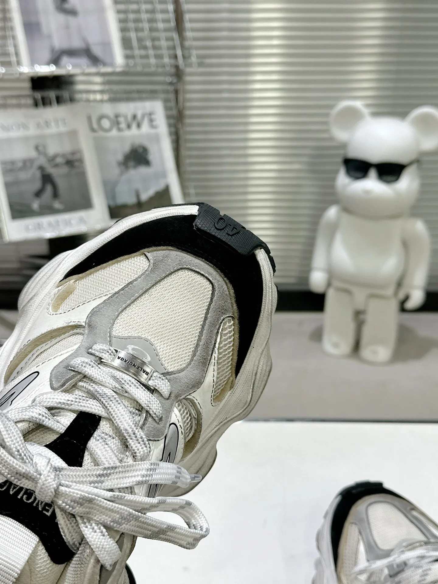 👟👟Ex-factory price 900👟👟 Balenciaga SUMMER 24 Cargo Sneaker Global Limited Edition (JDL) top version super hot! The ultimate secret of 6XL. With the release of Balenciaga's summer 24 series, the 6XL sneakers worn by Liu Haoran on the show once again became a fashion talking point. As soon as the show ended, many bloggers posted reviews of these shoes and comparisons with the 3XL. Looking closely at the whole shoe, there is a larger variant of the "B" logo and a smaller bright yellow as embellishment. The upper material is still normal leather + mesh. All pairs of original materials. Number of yards: 35-45 yards.